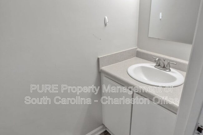 Building Photo - 8016 Thelen St