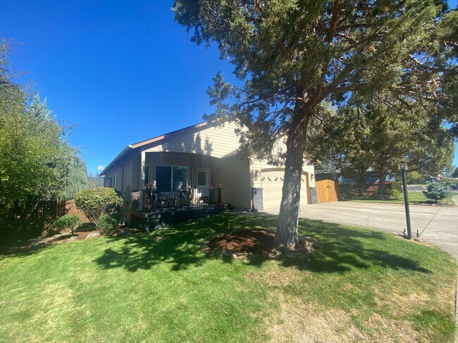 Building Photo - Single Level Charmer, SE Bend Established ...