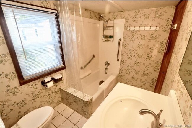 Building Photo - 131 Greenwood St