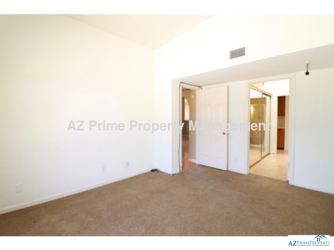 Building Photo - 5402 E Windsor Ave