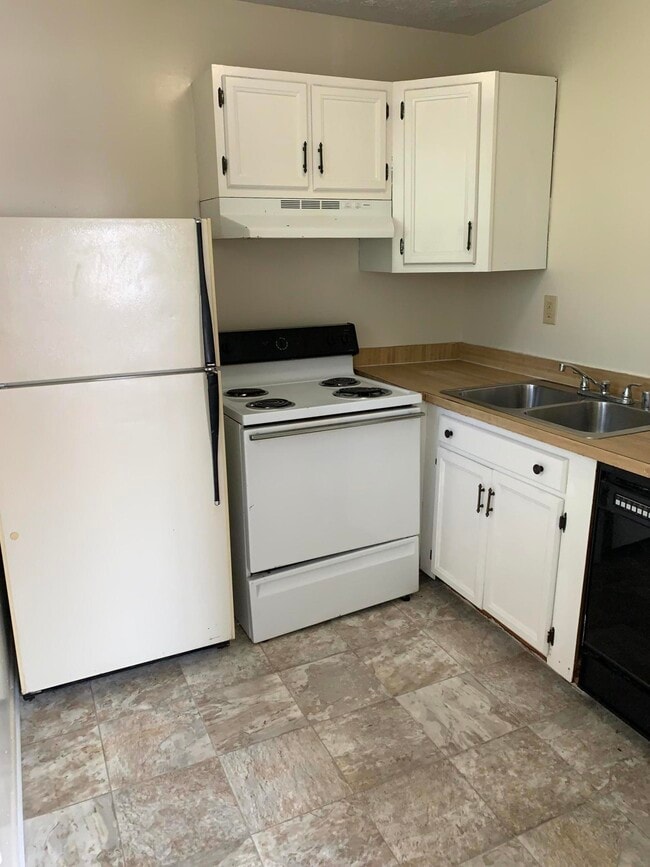 Building Photo - 460 Lenney Dr