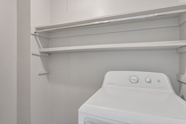 Building Photo - Newly Remodeled 2 Bed, 1 Bath Condo in the Goldsmith Neighborhood!
