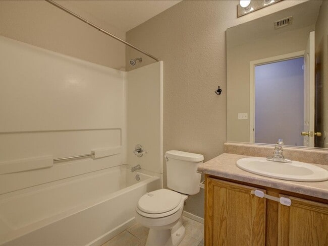 Building Photo - 4 Bedroom 2 Bathroom