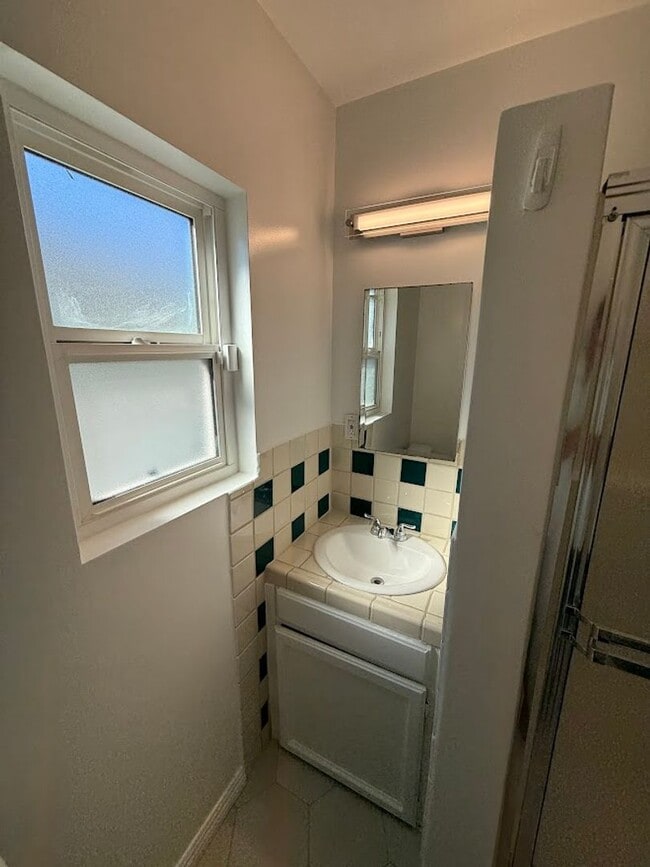 Building Photo - Beautiful 4 Bedroom, 2 Bathroom Arleta Hom...