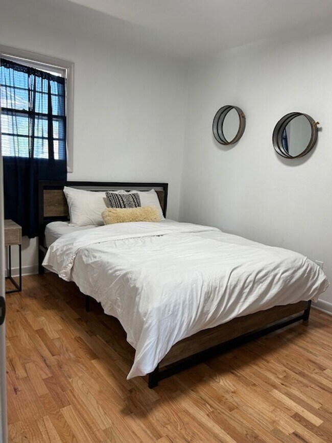 Building Photo - Fully Furnished 4 Bed, 2 Bath Home | West End Gem | All Utilities + WiFi Included