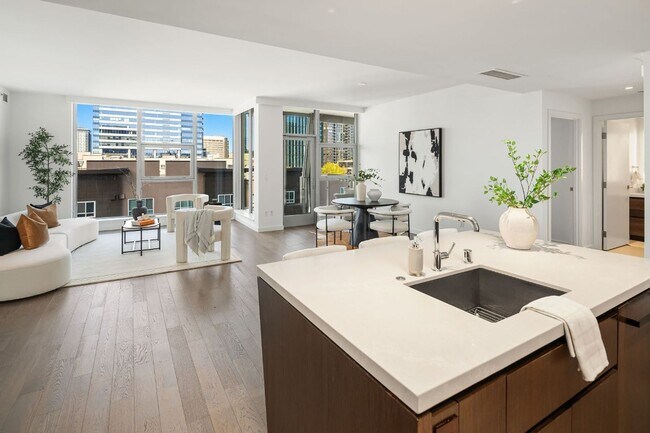 Building Photo - 2Bd/1.75Ba Bellevue Condo