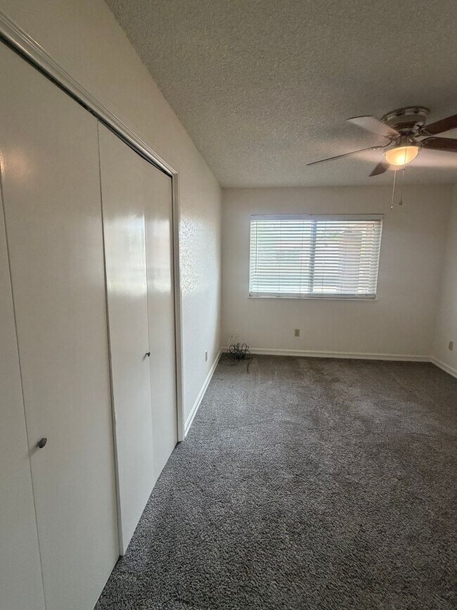 Building Photo - Charming 3 bedroom 2 bathroom home located in Hanford
