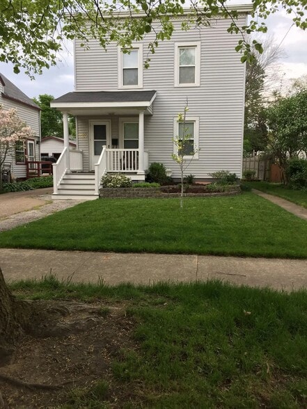 Building Photo - 10121 Foster Ave