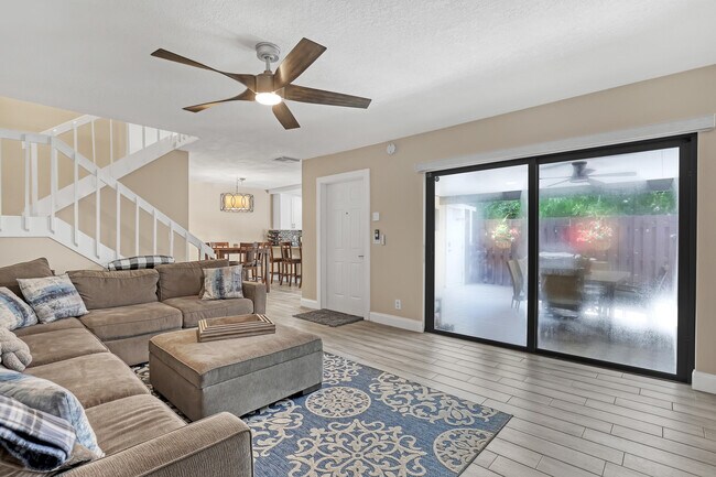 Building Photo - 923 Springdale Cir
