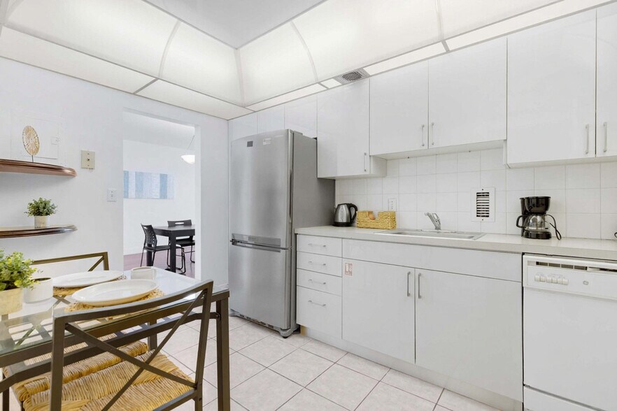 Building Photo - 3801 S Ocean Dr