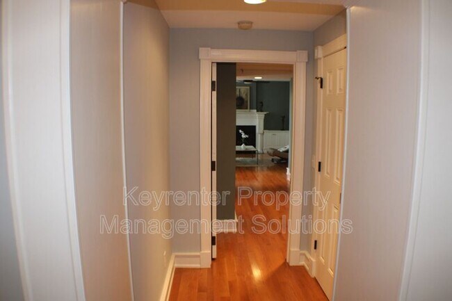 Building Photo - 100 W Village Dr