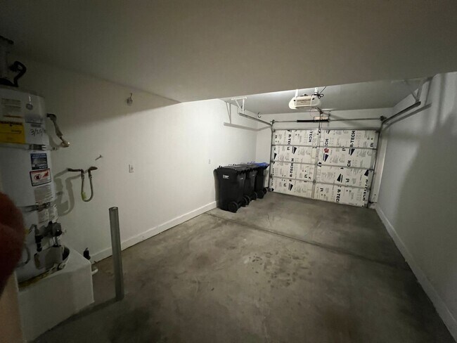 Building Photo - Spacious 2bed/ 2.5 bath Townhouse in Gated...