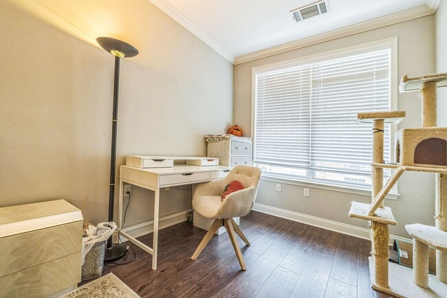 Building Photo - Beautiful 2 Bedroom, 2 Bath Condo In The H...