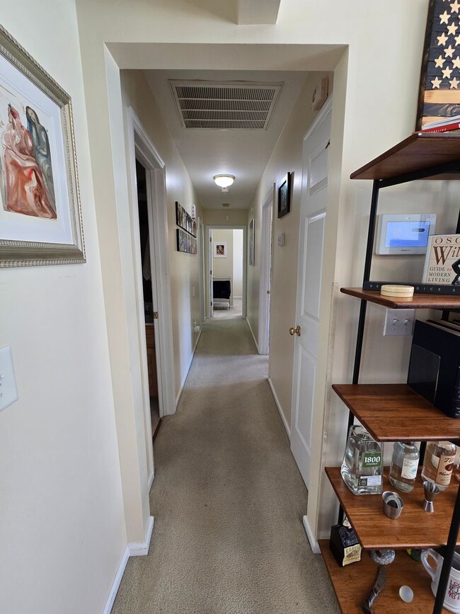 Building Photo - NEW LISTING!!!!!