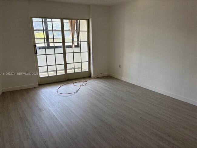 Building Photo - 10854 N Kendall Dr