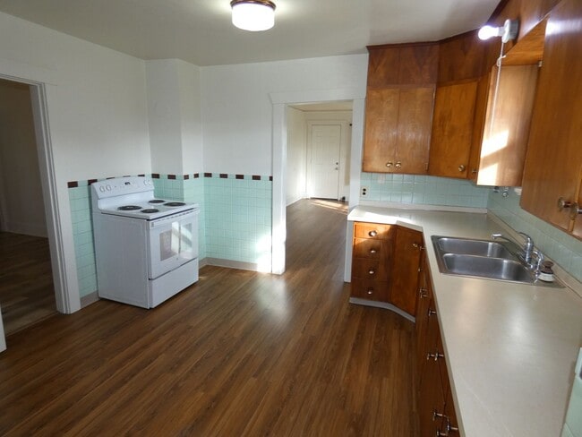 Building Photo - Centrally located 2 bedroom