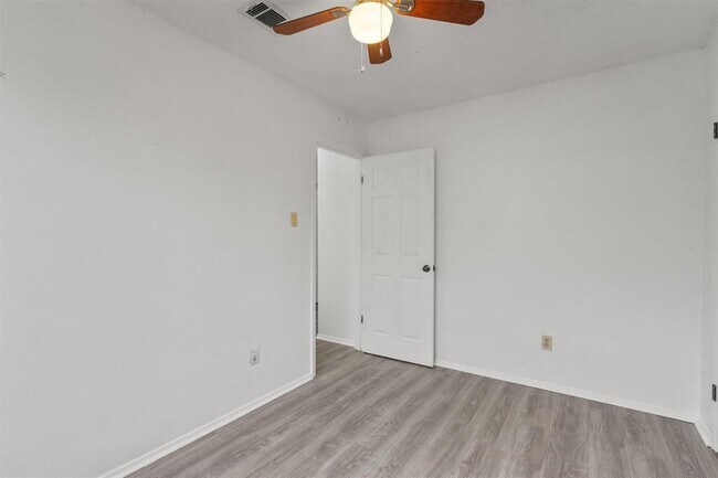 Building Photo - 701 Riverwood Dr