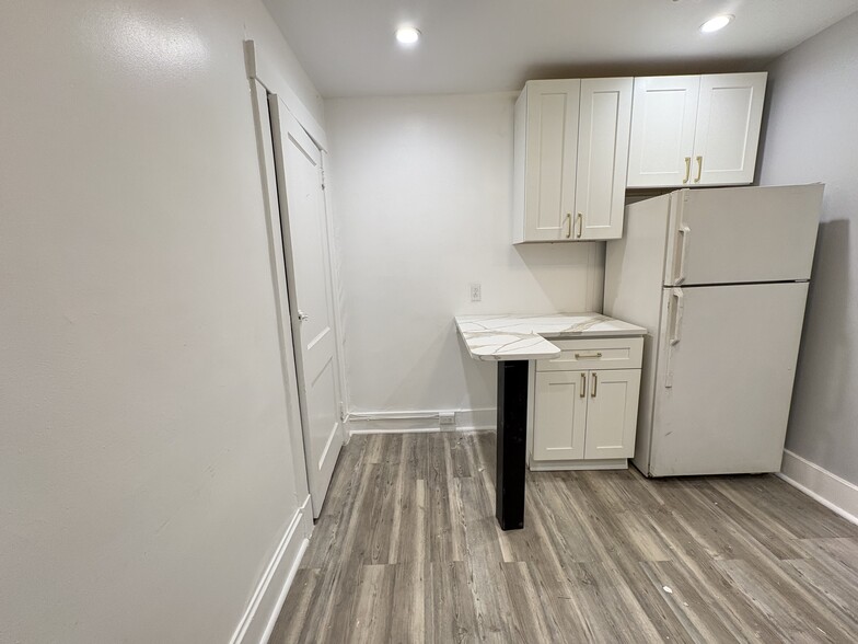 Building Photo - 5836 Phillips Ave