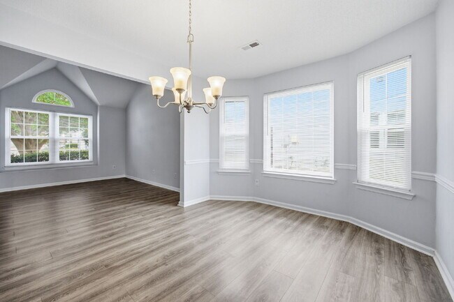 Building Photo - 3-Bedroom Home with Garage & Private Patio