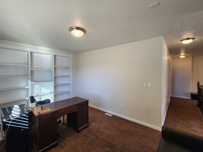 Building Photo - Great 5 Bed 2.5 Bath Home Newly Remodeled