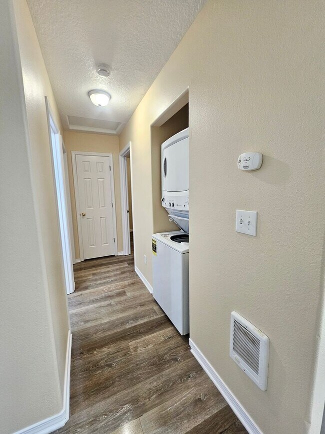 Building Photo - 14611 SE Lone Pine Dr