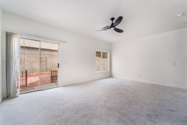 Building Photo - Spacious Henderson Townhome with Modern Up...