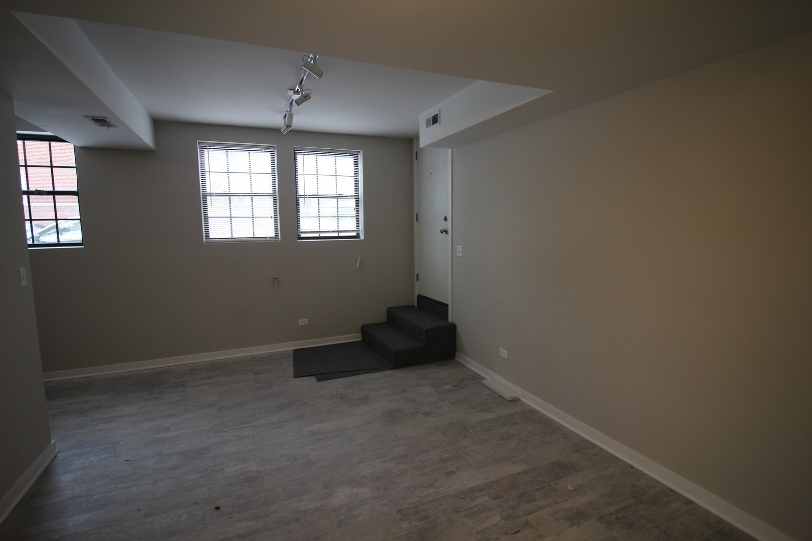 Building Photo - 3108 W Sunnyside Ave
