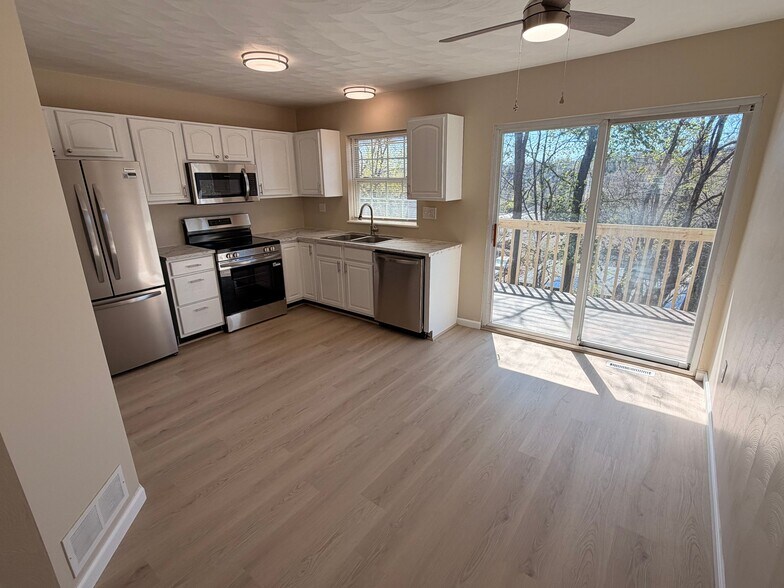 Building Photo - 1011 Pinoak Ct