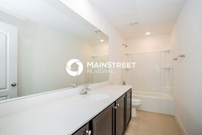 Building Photo - 5 Bedroom Pet-Friendly Home in Mascotte, FL with Main Street Renewal