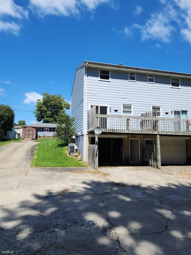 Building Photo - 2 br, 1.5 bath 4plex - 2424 Valley Road 4