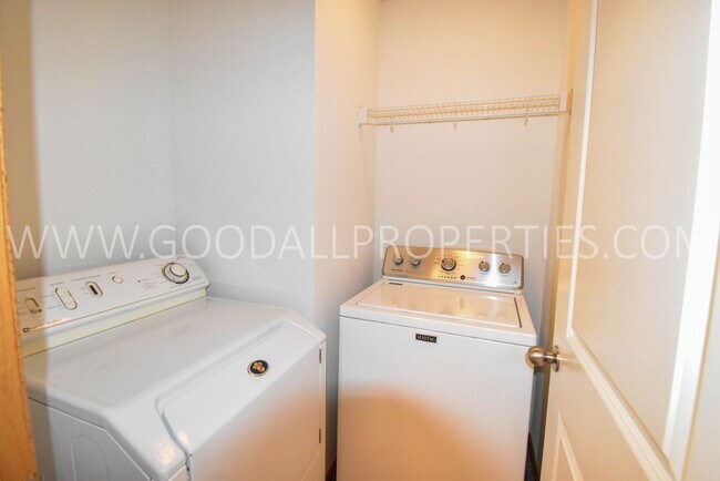 Building Photo - Discover this beautiful 2 Bedroom, 2.5 Bath Towhome in Ankeny!