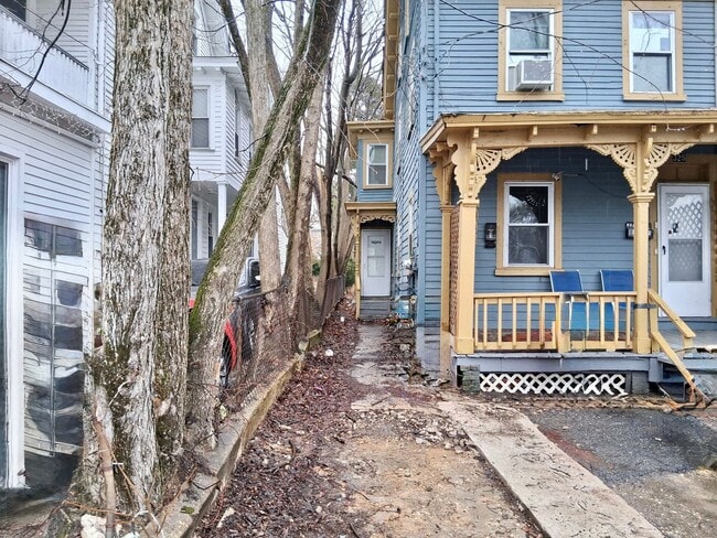 Building Photo - 325 N Laurel St