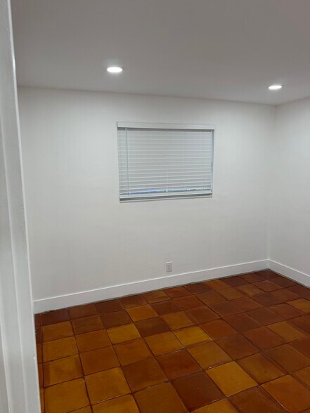 Building Photo - 850 SW 12th Ct
