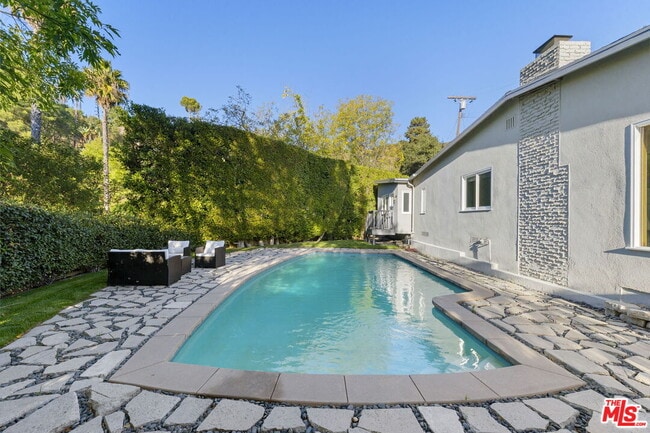 Building Photo - 2601 Nichols Canyon Rd