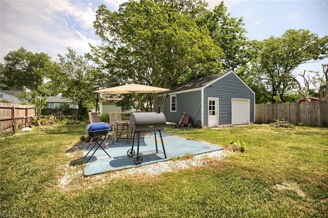 Building Photo - 205 Gumwood Dr