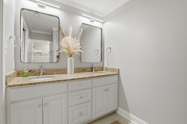 Building Photo - 1700 E Mulberry St