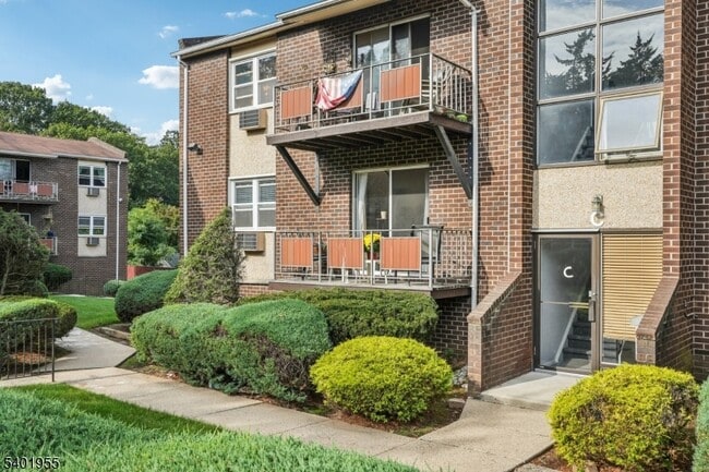 Building Photo - 421 Bloomfield Ave