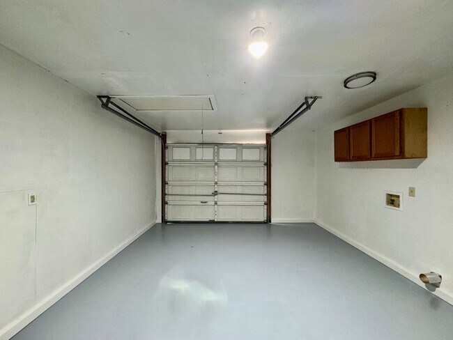 Building Photo - 4 Bedrooms/2 Bath Ranch Home!