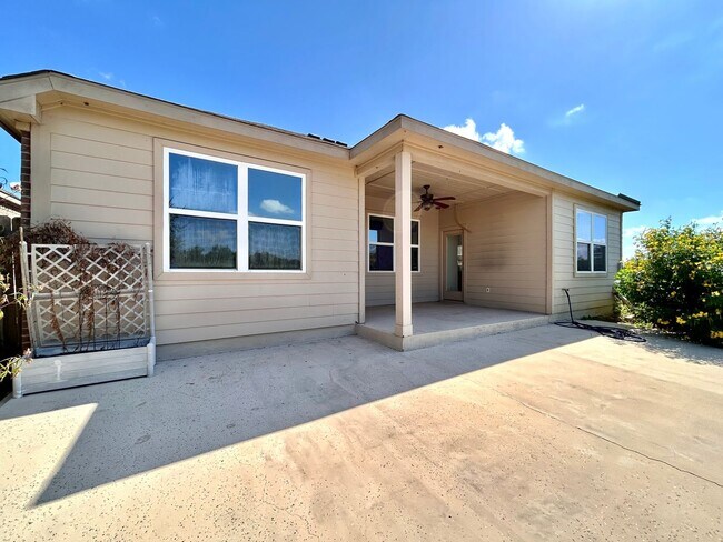 Building Photo - Beautiful 3-Bedroom, 2-Bath Home with Comm...