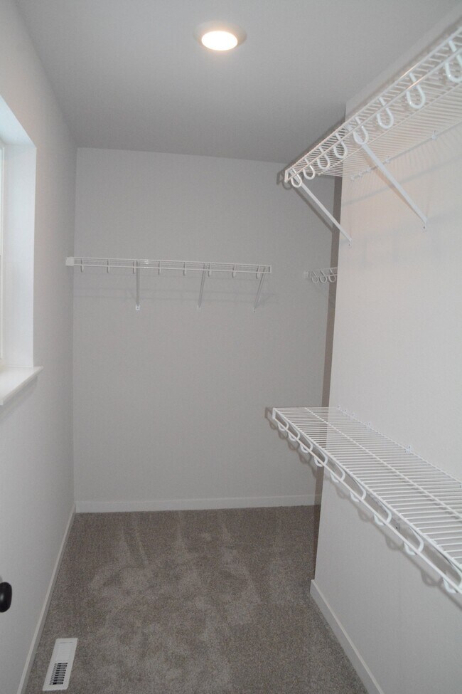 Building Photo - 664 E Blf Cir