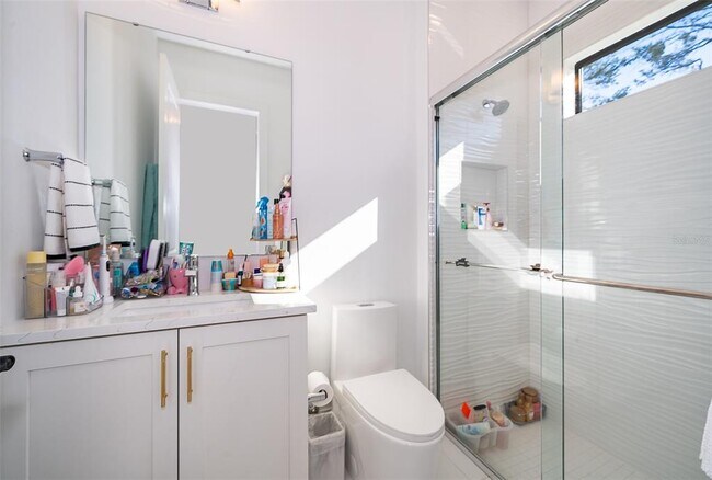 Building Photo - 15210 Pendio Dr