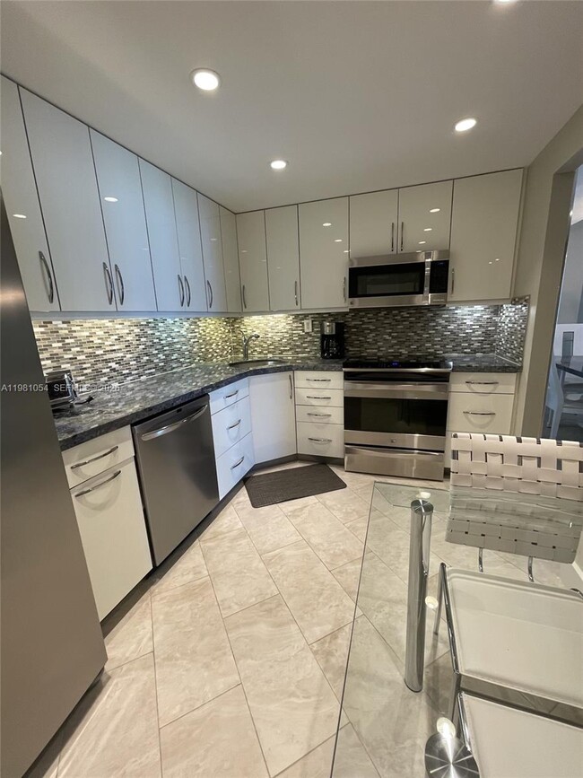 Building Photo - 1410 S Ocean Dr