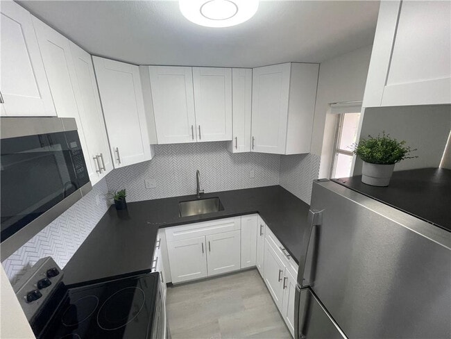 Building Photo - 3930 Crystal Lake Dr