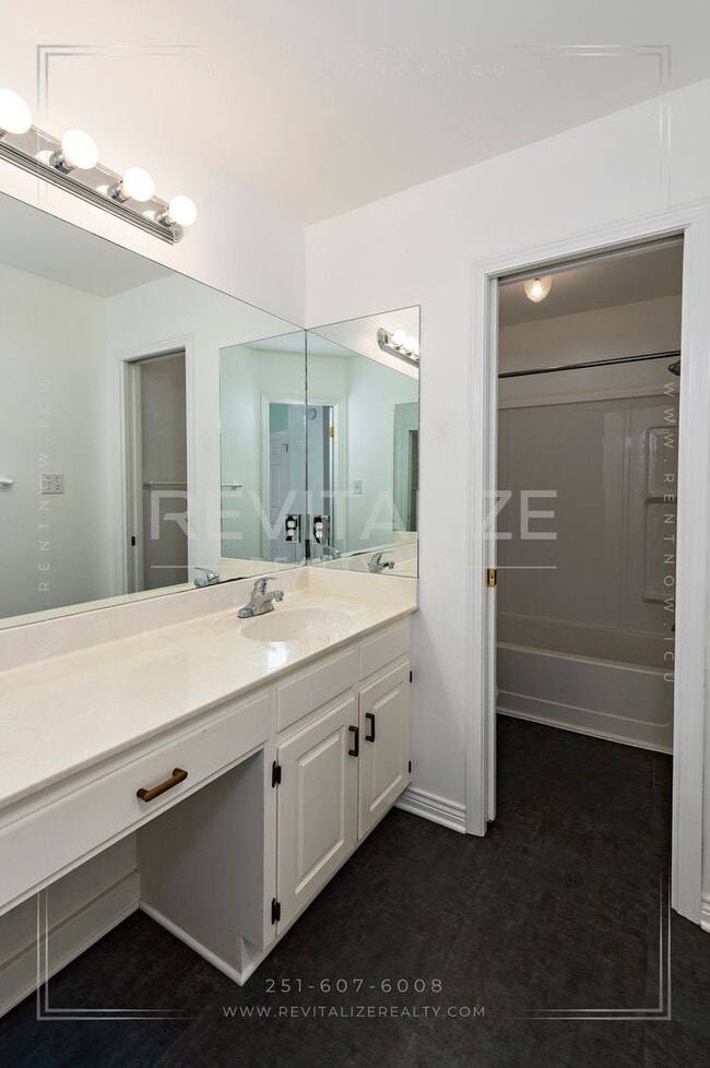 Building Photo - Charming 3-Level Home with Water Access in...