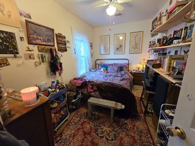 Building Photo - 3 Bedroom, 1 Bathroom with Covered Large Balcony and Off-Street Parking - Available July 1st!