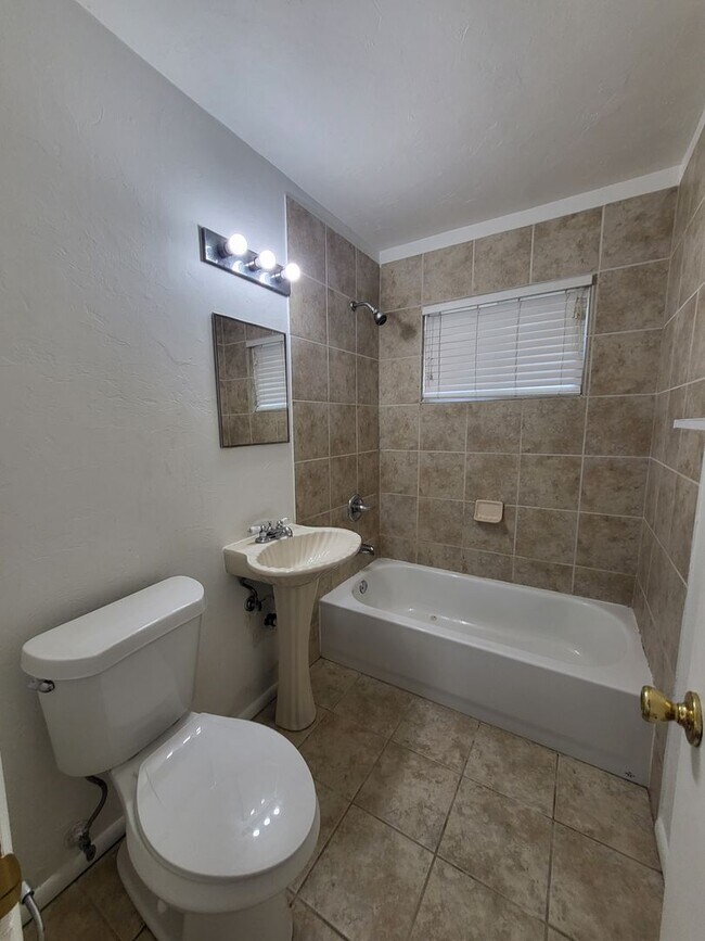 Building Photo - (3) Bed/(1) Bath w/ Carport Available NOW!
