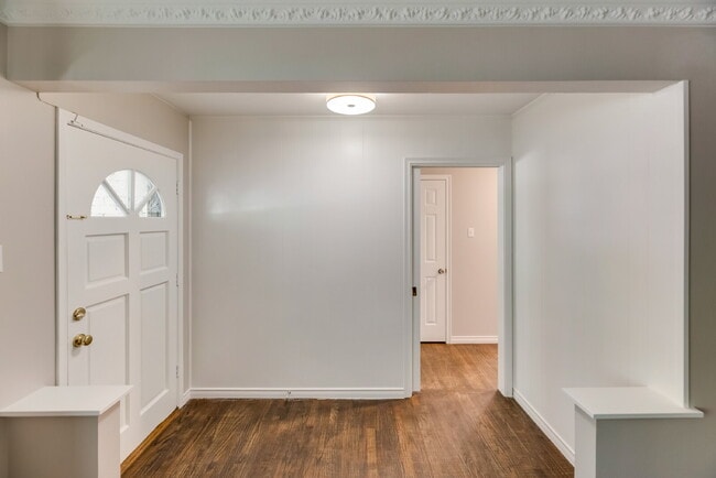 Building Photo - Gorgeous 2 Bed, 2 Bath Lochwood Home!