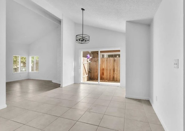 Building Photo - Beautiful 3/2 duplex in Citrus Heights!
