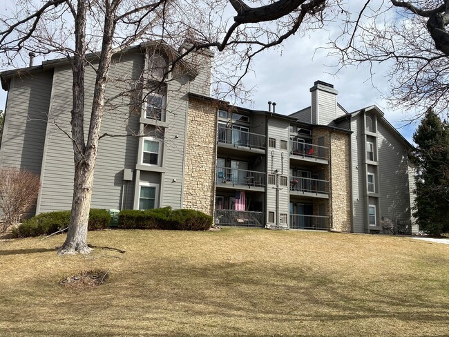 Building Photo - Updated 2 Bed, 2 Bath Top-Floor Condo with...