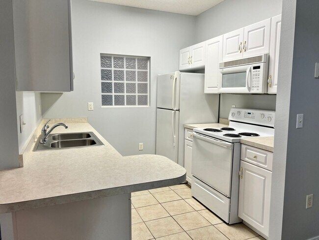 Building Photo - Charming Unit Close to the Pool!